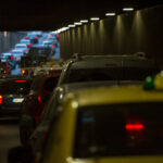 PMB vrea să scoată din trafic, 6 ore pe zi, mașinile de gunoi și de livrări. Ce spun liderii pieței de curierat