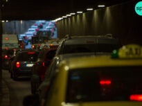 PMB vrea să scoată din trafic, 6 ore pe zi, mașinile de gunoi și de livrări. Ce spun liderii pieței de curierat