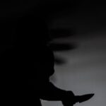 Femeie atacată cu un cuțit pe o alee din Capitală. A scăpat luptându-se cu agresorul, dar a fost rănită (Video)