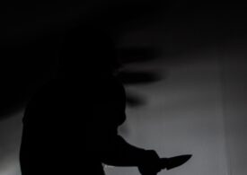Femeie atacată cu un cuțit pe o alee din Capitală. A scăpat luptându-se cu agresorul, dar a fost rănită (Video)