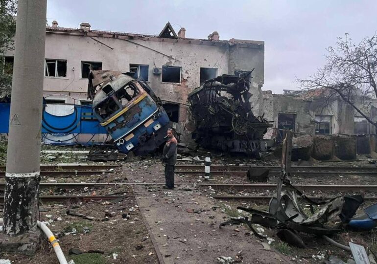 <span style="color:#990000;">Ziua 1317</span> Locomotive aruncate în aer. Trump dă liber la informații secrete pentru atacurile în Rusia. Moscova amenință UE cu represalii