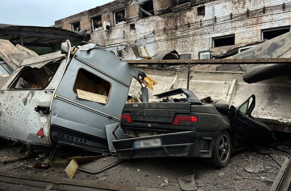 Ziua 1326 Ambulanță lovită de dronă. Zeci de localități fără energie. Dronele ucrainene țintesc baze militare ruse și o rafinărie. Zelenski a vorbit cu Trump