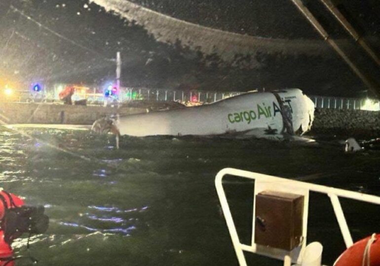 Accident aviatic în Hong Kong. Un avion a lovit un vehicul la aterizare, a ieșit de pe pistă și a căzut în mare (Foto & Video)