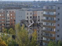 Intervenție în premieră în România. A început demolarea etajelor distruse ale blocului din Rahova