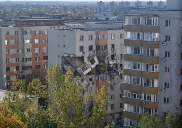 Intervenție în premieră în România. A început demolarea etajelor distruse ale blocului din Rahova