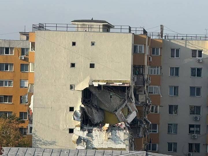<span style="color:#990000;">Explozia din Rahova,</span> cele mai recente informații: Risc mare să se prăbușească clădirea. Anchetă cu drone și nacele. Toate persoanele decedate sunt femei. Un rănit, transferat în Austria