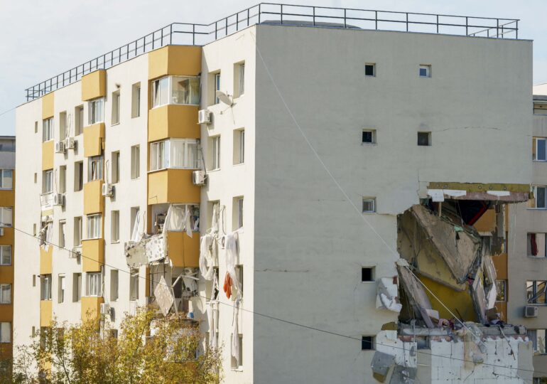 <span style="color:#990000;">LIVE</span> Explozie puternică într-un bloc din București, cu 3 morți. Arată ca lovit de rachetă, risc de prăbușire totală (Foto&Video)