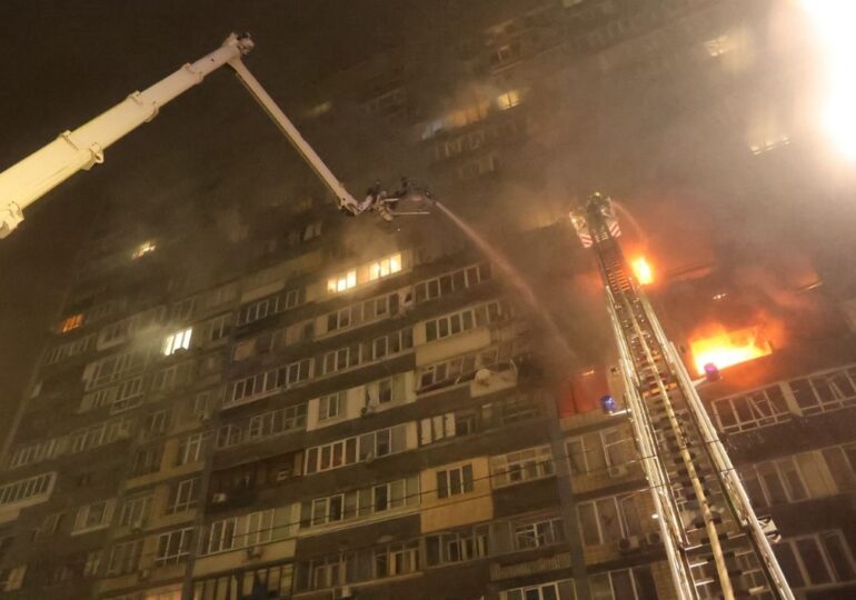 <span style="color:#990000;">Ziua 1325</span> Bloc lovit de dronă în Kiev, 9 regiuni fără curent (Foto & Video). Evacuări în Kramatorsk. Un MiG rusesc s-a prăbușit