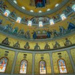 Cum au fost realizate mozaicurile care acoperă interiorul Catedralei Naționale. Artiștii au folosit o tehnică bizantină veche