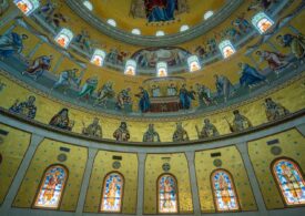 Cum au fost realizate mozaicurile care acoperă interiorul Catedralei Naționale. Artiștii au folosit o tehnică bizantină veche