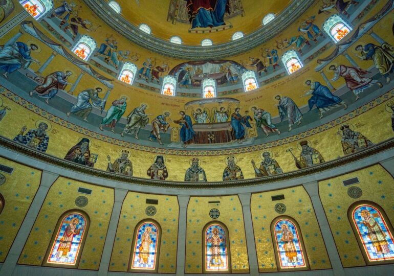 Cum au fost realizate mozaicurile care acoperă interiorul Catedralei Naționale. Artiștii au folosit o tehnică bizantină veche