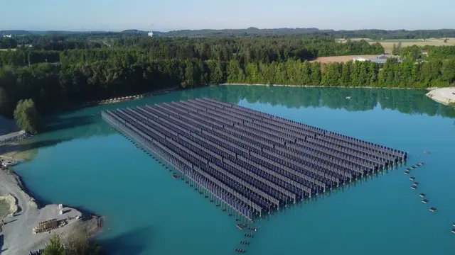 Prima centrală solară plutitoare verticală din lume a fost inaugurată în Germania (Video)