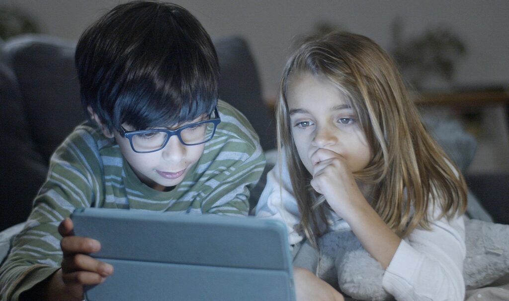 Un avertisment pentru părinți: Când apar notele mici la școală, cauza e pe rețelele de socializare