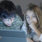 Un avertisment pentru părinți: Când apar notele mici la școală, cauza e pe rețelele de socializare