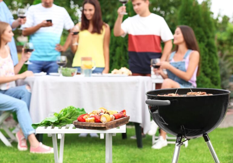 Cum să creezi un loc de gătit de vară în grădină