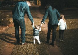 De câți bani are nevoie o familie cu doi copii pentru a trăi decent în 2025. Creștere cu peste 900 de lei față de anul trecut