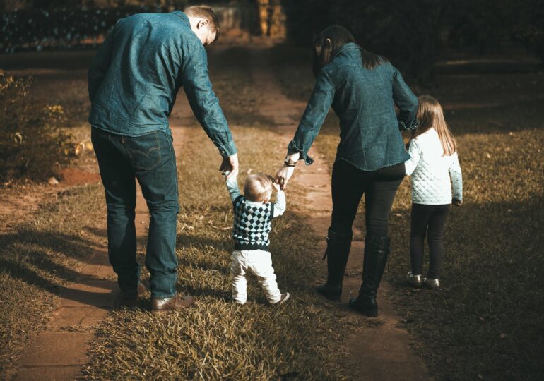 De câți bani are nevoie o familie cu doi copii pentru a trăi decent în 2025. Creștere cu peste 900 de lei față de anul trecut