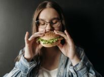 S-a găsit „butonul” care taie pofta de mâncare. Cum „aprinde” și „stinge” creierul foamea