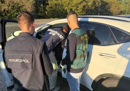 Români implicați într-o rețea internațională de furturi auto: Mașini de lux furate din Europa și trimise în Dubai