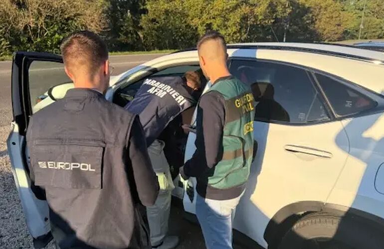 Români implicați într-o rețea internațională de furturi auto: Mașini de lux furate din Europa și trimise în Dubai