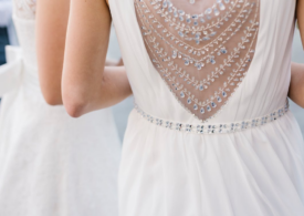 Trucuri de styling pentru a transforma o rochie simplă într-o ținută spectaculoasă