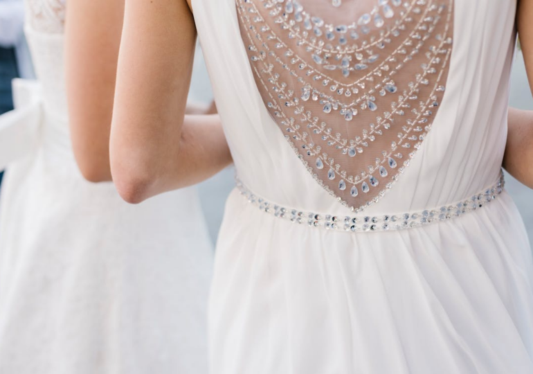 Trucuri de styling pentru a transforma o rochie simplă într-o ținută spectaculoasă