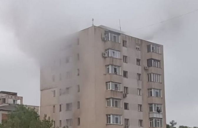 Incendiu într-un bloc de 10 etaje din Iași: Zeci de oameni au fost evacuați (Video)