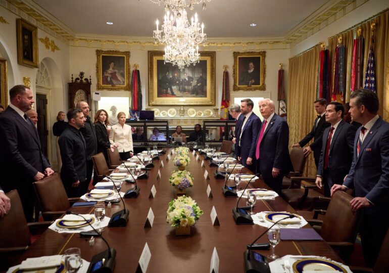 FT: Trump l-a presat pe Zelenski să accepte condițiile lui Putin, altfel acesta va „distruge” Ucraina. Discuții cu strigăte și înjurături