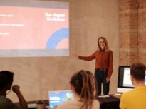 Lista cu cele 40 de meserii pe care le poate înlocui inteligența artificială. Și 40 de care cu greu se poate atinge