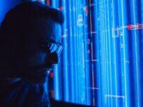 Un gigant din tehnologie concediază 40% din angajați și spune deschis: AI poate face mai mult cu mai puțini oameni