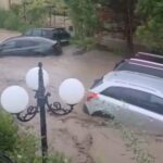 Ploi violente în Bulgaria. Trei persoane au murit, zeci au fost evacuate, mașinile au fost luate de ape (Video)