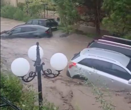 Ploi violente în Bulgaria. Trei persoane au murit, zeci au fost evacuate, mașinile au fost luate de ape (Video)