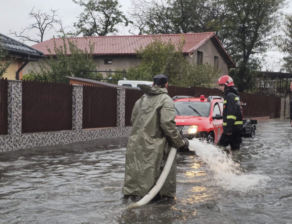 Ce-a rămas după codul roșu: Copaci doborâți, drumuri închise, mașini luate de ape și o localitate izolată de viitură (Foto &amp; Video)