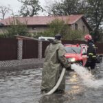 Ce-a rămas după codul roșu: Copaci doborâți, drumuri închise, mașini luate de ape și o localitate izolată de viitură (Foto & Video)