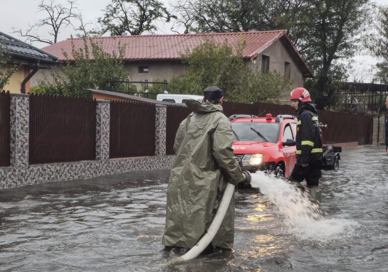 Ce-a rămas după codul roșu: Copaci doborâți, drumuri închise, mașini luate de ape și o localitate izolată de viitură (Foto & Video)