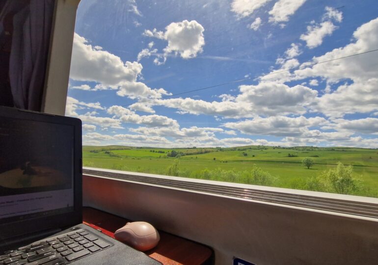 Un laptop lăsat deschis în tren. Un Excel trimis din greșeală. 49 de breșe grave de securitate, la Ministerul Apărării de la Londra