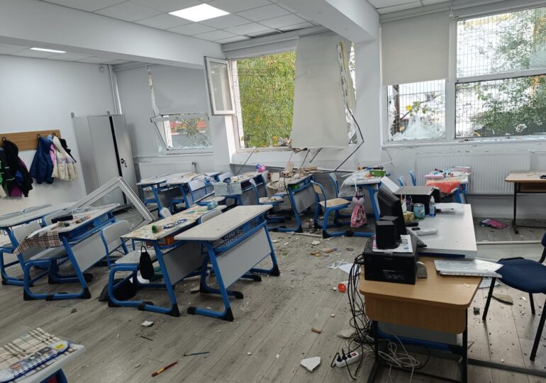 Cum arată liceul afectat de explozia din Rahova. Copii răniți, geamuri sparte, tencuială căzută, bănci avariate (Foto & Video)