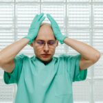 Un medic din trei suferă de depresie, avertizează OMS. Mulți se gândesc la sinucidere