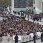 Mai mulți credincioși au încercat să forțeze intrarea în Catedrala Națională