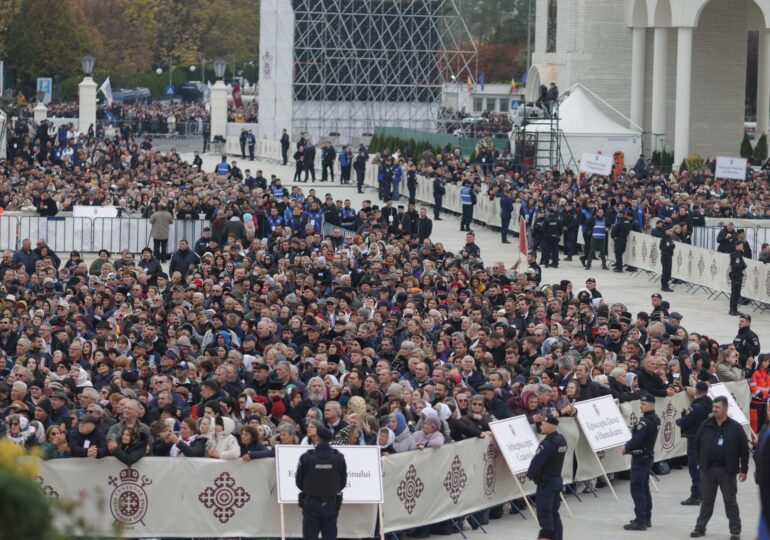 Mai mulți credincioși au încercat să forțeze intrarea în Catedrala Națională