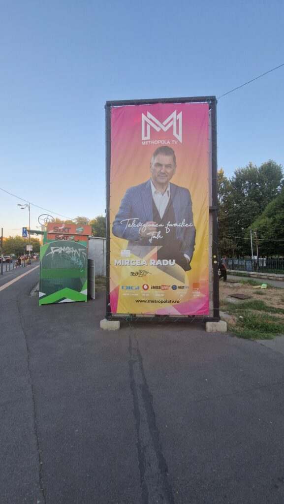 panoul ilegal amplasat la Izvor