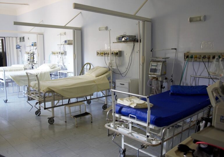 Nicușor Dan a promulgat legea prin care fiecare salon de spital trebuie să aibă buton de panică. Devin obligatorii camerele video în ATI și UPU
