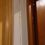 Cutremur la minut pentru bucureștenii de lângă șantierul M6 de la 1 Mai. Li s-au fisurat casele. Cine și când îi ajută să le repare?