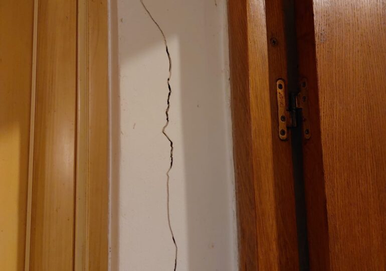 Cutremur la minut pentru bucureștenii de lângă șantierul M6 de la 1 Mai. Li s-au fisurat casele. Cine și când îi ajută să le repare?