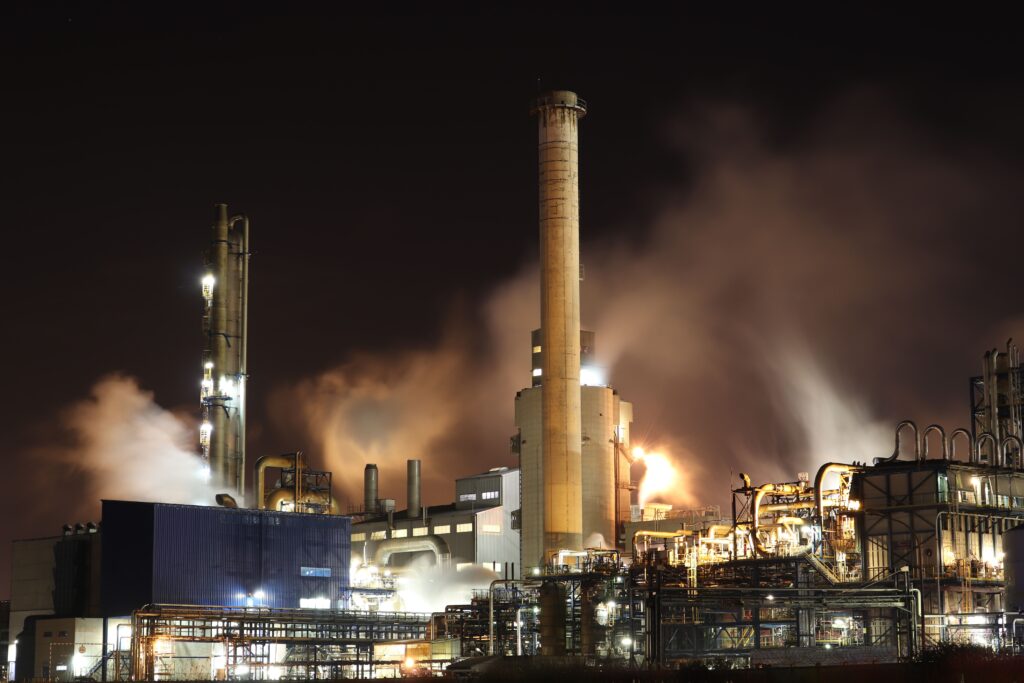 Șoc energetic global: Prețul la gaze se dublează, petrolul sare spre 120 de dolari, după atacurile din Golf