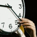 În weekend, trecem la ora de iarnă. Ceasurile se dau înapoi și câștigăm o oră de somn