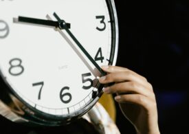 În weekend, trecem la ora de iarnă. Ceasurile se dau înapoi și câștigăm o oră de somn