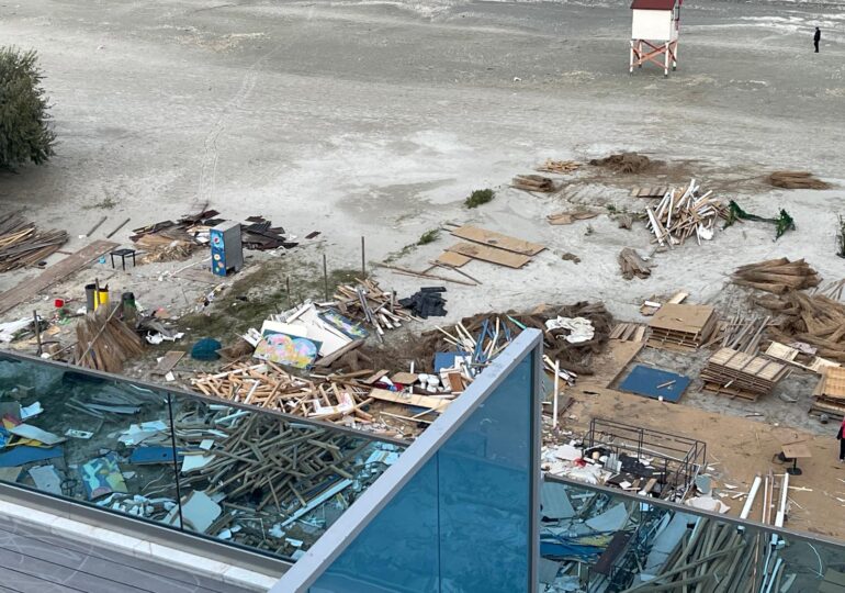 Plajele de pe litoral arată ca după ciclon. Cine și de ce a distrus construcțiile (Video)