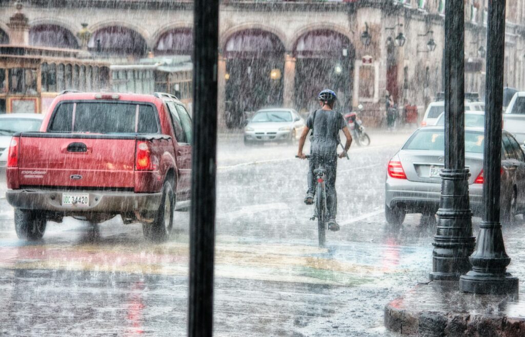 După caniculă, vin furtunile. 12 avertizări de la ANM. Bucureștiul, sub cod portocaliu de vijelii, ploi torențiale și grindină