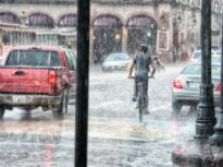 După caniculă, vin furtunile. 12 avertizări de la ANM. Bucureștiul, sub cod galben de vijelii, ploi torențiale și grindină